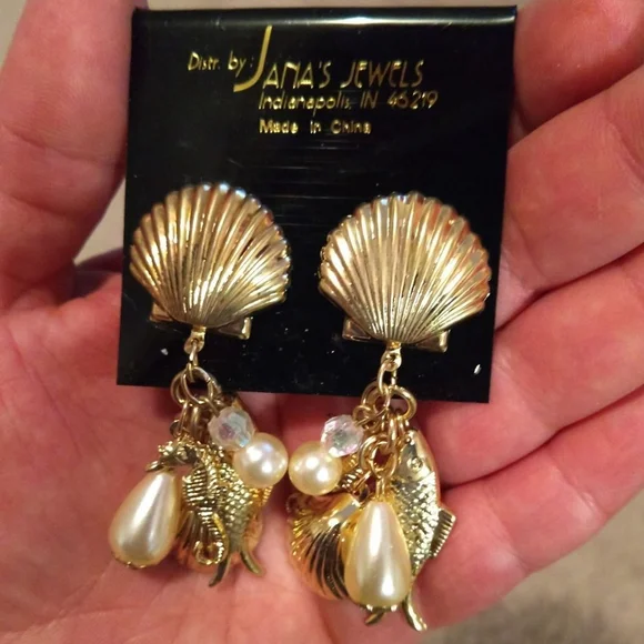 Gold Vintage Nautical Shell Beachy Dangle Earrings with Seahorse - Picture 2 of 2